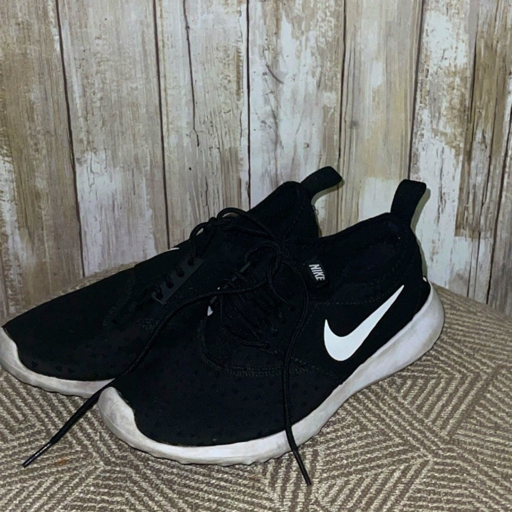 Nikes tennis shoes